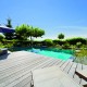 Lounge-Terrasse am Naturpool mit edlem Holzdeck