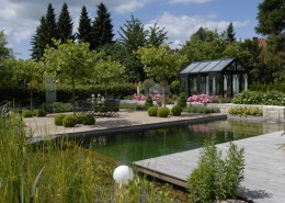 Senkrechte Wände für Schwimmteiche und Naturpools sind pflegeleicht und gut zu reinigen
