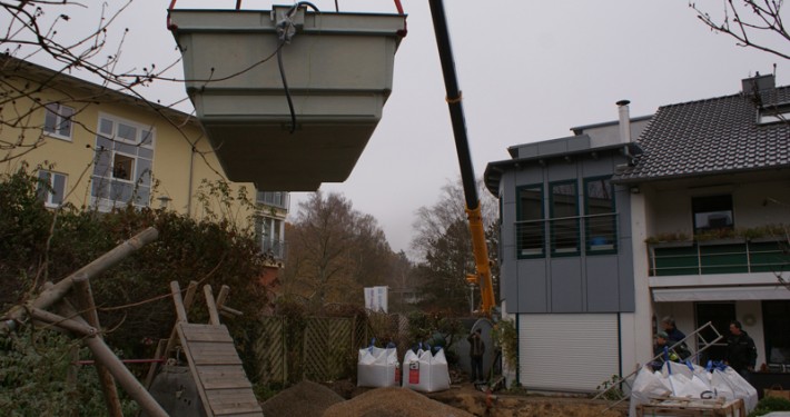 Der Autokran hebt den Pool im Bau in Uelzen