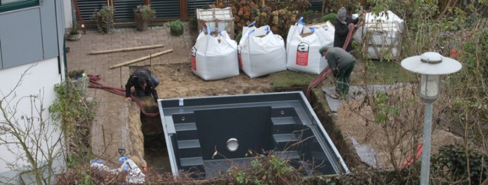 Das Becken steht in der Baugrube. Pool im Bau in Uelzen, Munster, Celle und Lüneburg und der ganzen Lüneburger Heide