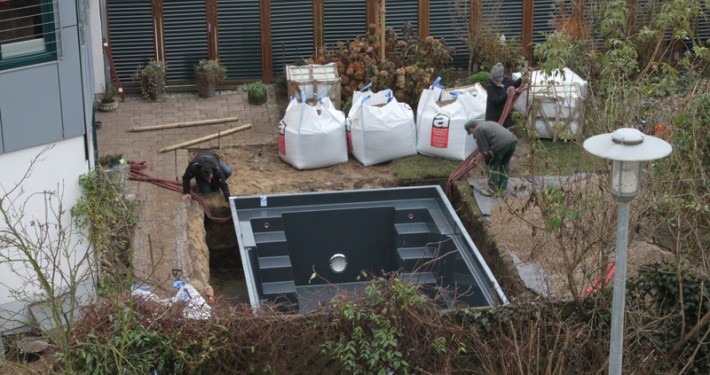 Das Becken steht in der Baugrube. Pool im Bau in Uelzen, Munster, Celle und Lüneburg und der ganzen Lüneburger Heide