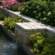 Garten verschönern und planen mit Wassergeräusche und einer modernen Wasserwand