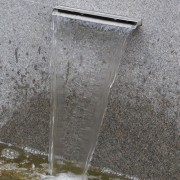 Garten verschönern und planen mit Wassergeräusche und einer Wasserwand