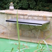 langes, schlankes Wasserbecken, Wasserfall, Schütten oder Wasser-Schalen