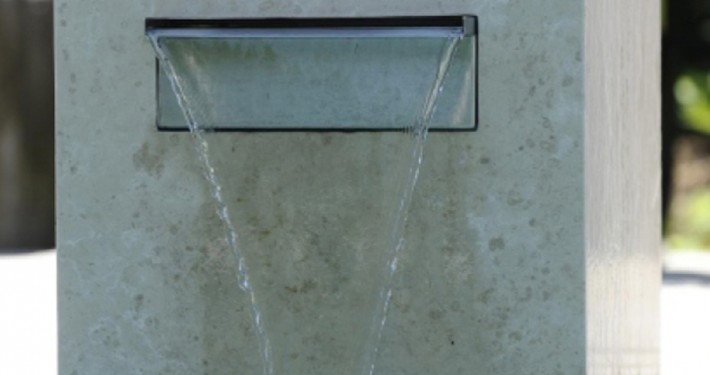 Tauchbecken mit Wasserfall für den Garten